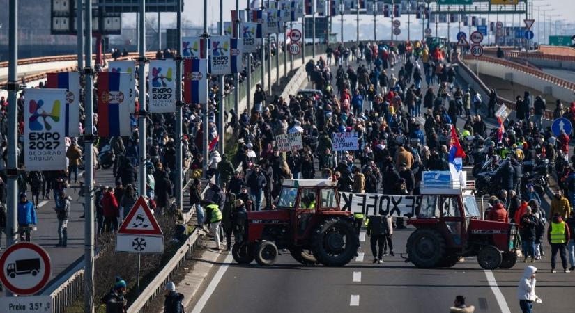 Lezártak egy belgrádi hidat a szerb tüntetők, száz napja történt az újvidéki tragédia