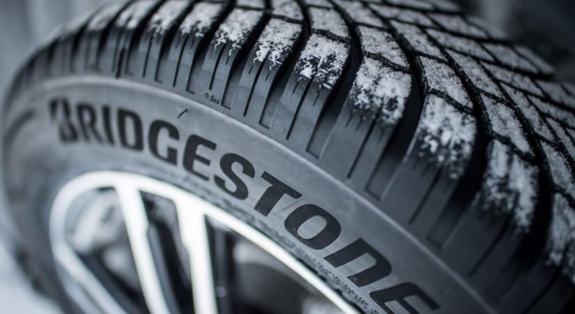 Bridgestone abroncsokon hasít az új Porsche Macan Electric és Panamera