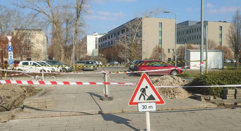 Fizetős parkolás, kincsek a tér alatt, koccanás a MÁV szerint, ikonikus polgármester - ezek voltak a hét történései