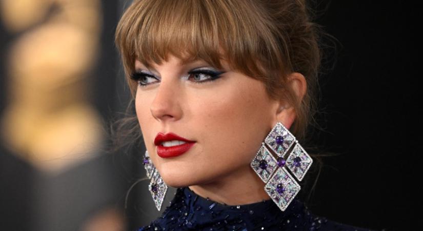 Taylor Swift fehér blézere a szezon egyik legmenőbb darabja, így jelent meg a Super Bowlon