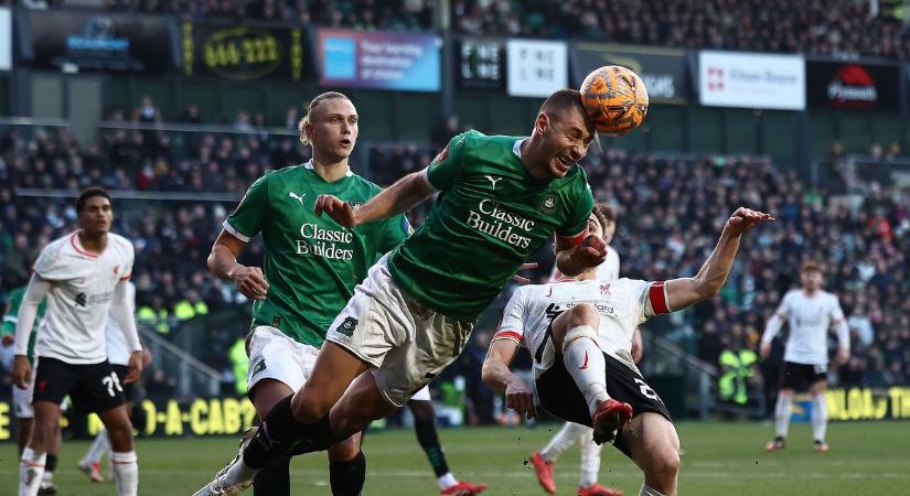 Kivert foga nélkül pózol a Liverpool csapatát kiejtő Plymouth hőse  videó