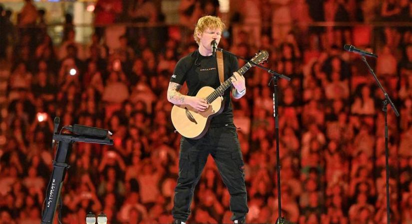 Videón, ahogy a rendőrség Indiában megszakítja Ed Sheeran utcai koncertjét