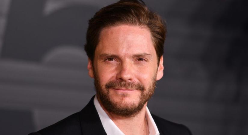 Daniel Brühl és Ruben Östlund beültek a Katona előadására