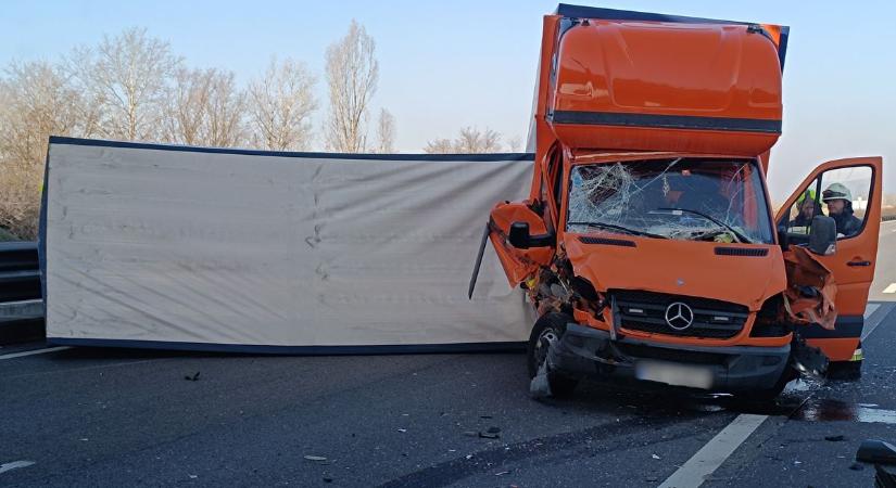 Két jármű karambolozott az M5-ösön, Kiskunfélegyházánál