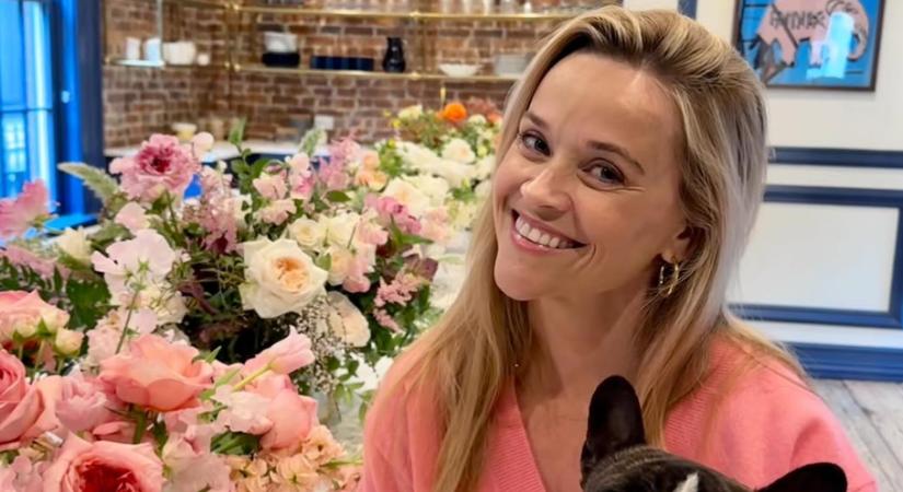 Reese Witherspoon üvegfalú nappalija egyszerűen káprázatos – ezt látnod kell