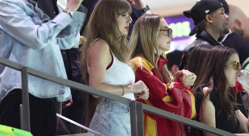 Taylor Swiftet kifütyülték, Donald Trumpot kitörő lelkesedéssel fogadták a Super Bowl szurkolói  videó