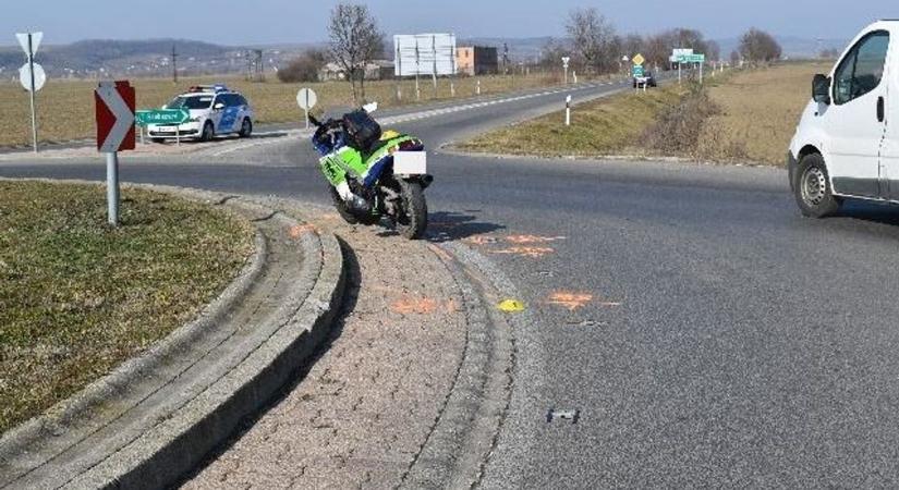 Cserben hagyta a motorost, a sofőr megállás nélkül elhajtott