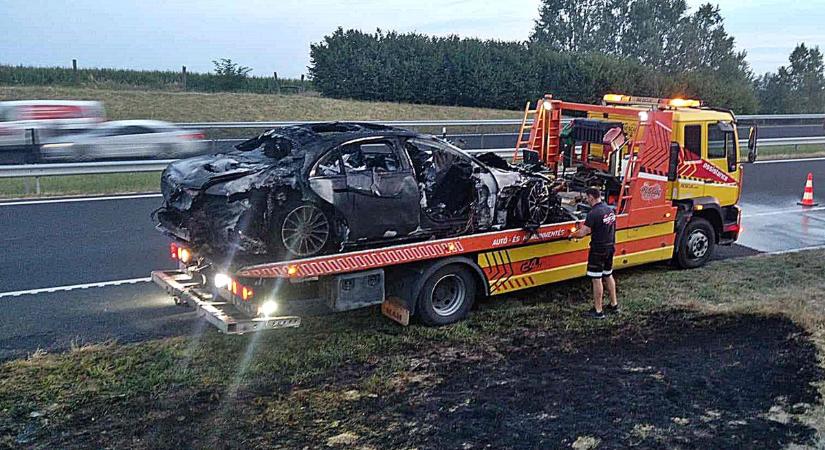 Porrá égett a méregdrága Mercedes a zalai autópályán, a tulaj még mindig harcol a kereskedéssel