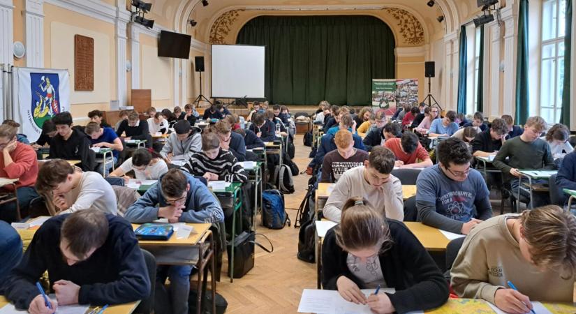 A Selye János Gimnázium diákjainak sikere a kerületi matematikaolimpián