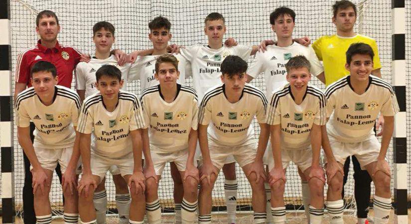 Futsalbajnok lett a Dorogi FC U17-es fiú csapata