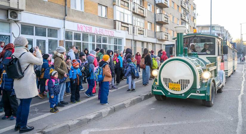 Kalandvonattal utaztatják a lábbuszozó sepsiszentgyörgyi diákokat