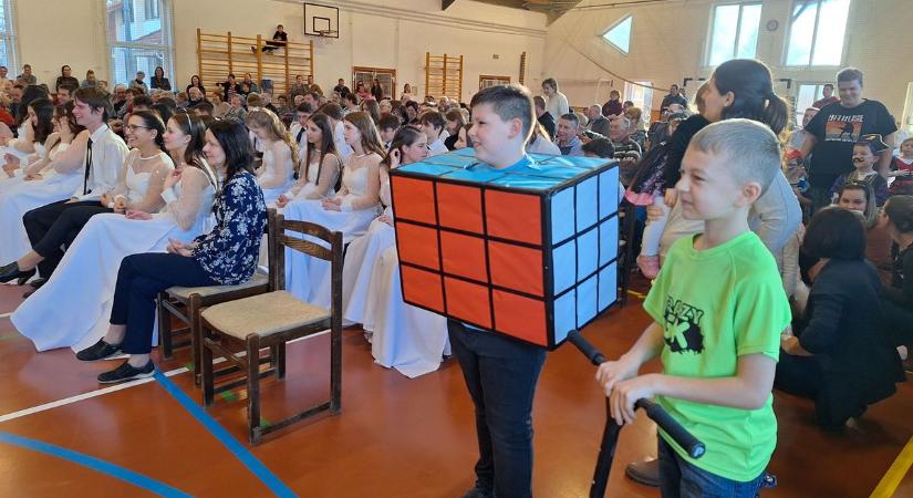 Vekker, Rubik-kocka, dinoszaurusz – egy gombostűt nem lehetett leejteni a falufarsangon – galériával, videóval