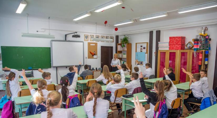 Robbanásszerűen nő a tanárok átlagbére, érkeznek az első kifizetések