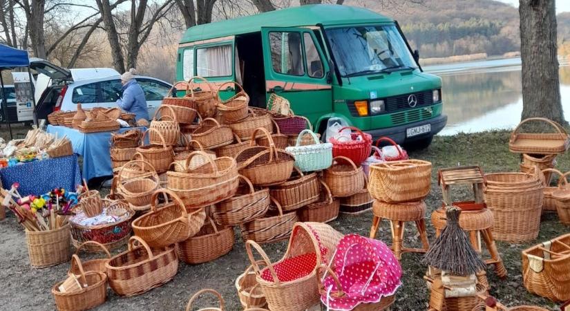 Tömegeket vonzott a különös hangulatú piac a népszerű kirándulóhelyre