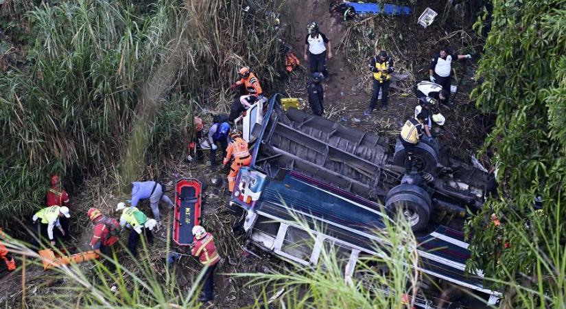 Lezuhant egy busz a hídról, legalább 30-an meghaltak Guatemalában