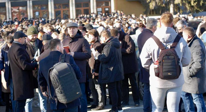 Marosvásárhely: méltó megemlékezés a 35 évvel ezelőtti könyves-gyertyás felvonulásra