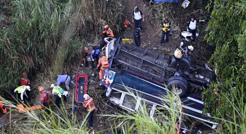 Legalább 30-an meghaltak, amikor szakadékba zuhant egy busz Guatemalában