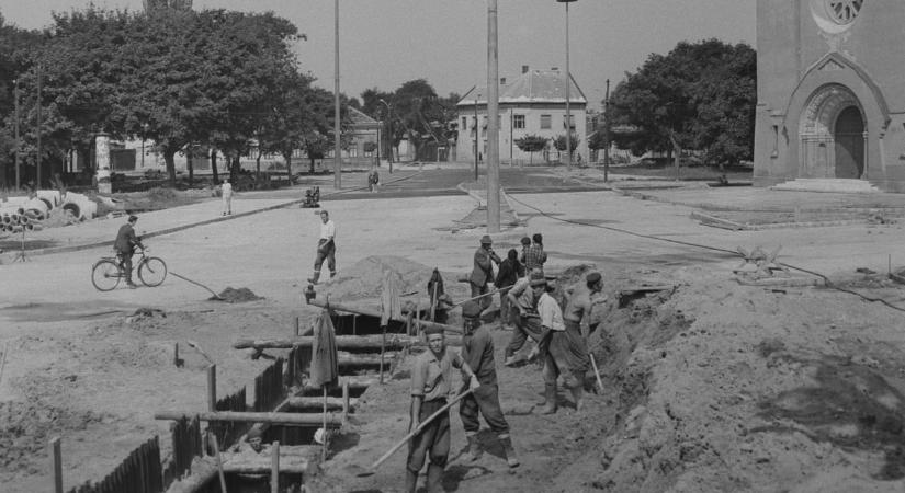 Porfelhőben úszott az Árpád tér a felújításkor – fotókkal