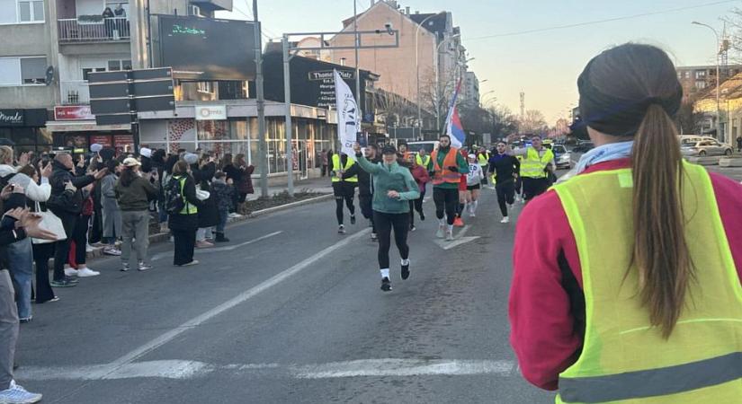 Az újvidéki egyetemisták és maratonfutók már félúton vannak Belgrád felé