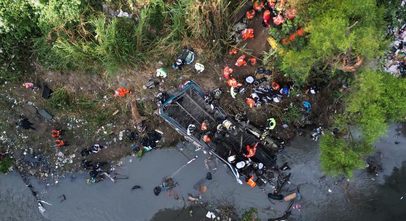 50-nél is többen meghaltak, amikor szakadékba zuhant egy autóbusz Guatemalában