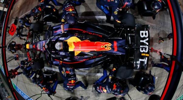 Új Red Bull-szponzor és helyettes – hétfői F1-es hírek