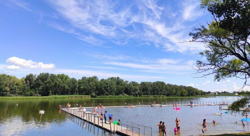 Biciklipályával és különleges vízi játszótérrel fejlődhet tovább a Tisza-tó fővárosa