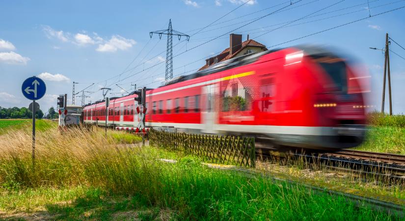 Kiderült, miért lépett a vonat elé az anya a gyermekével együtt Győrnél