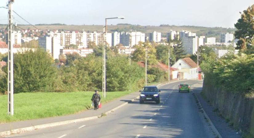 Az oldalára borult egy autó Miskolcon