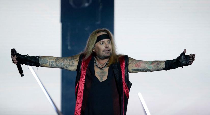 Újabb tragédia történt: lezuhant a Mötley Crüe frontemberének repülőgépe