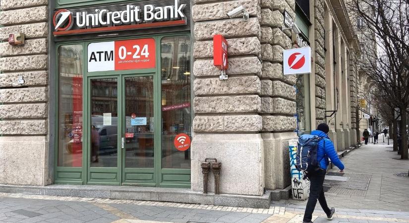 Hiába önti a pénzt a részvényesekre az UniCredit, szakad az árfolyam