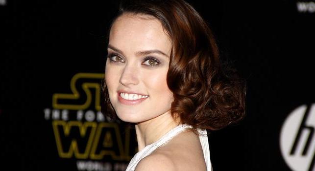 Daisy Ridley beszélt kicsit az új Star Wars-filmről, majd közölte: szívesen lenne Bosszúálló is