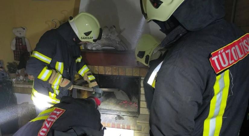 Eldurrant a kandalló csöve a házban - rohantak a tűzoltók