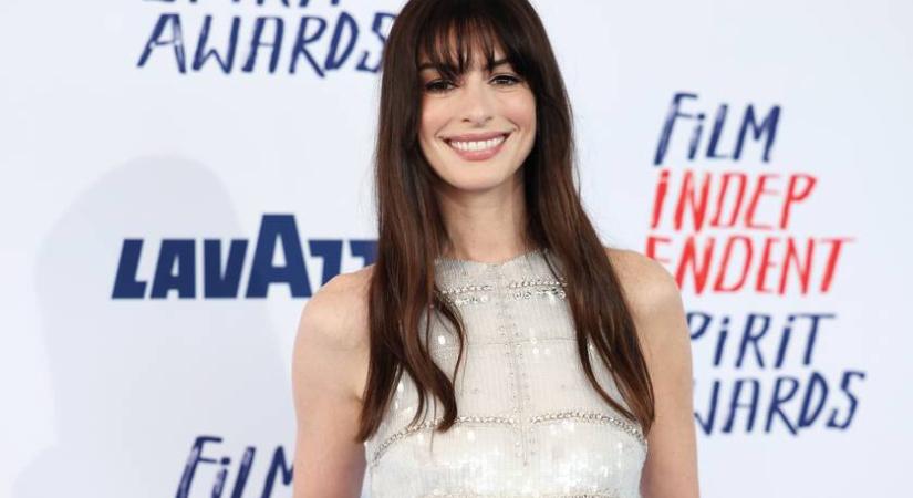 Anne Hathaway cuki kisfiával szurkolt a Super Bowlon: az 5 éves Jacket csak ritkán láthatjuk