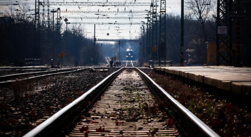 Halálos beteg gyermekével lépett a vonat elé egy anya Ménfőcsanakon