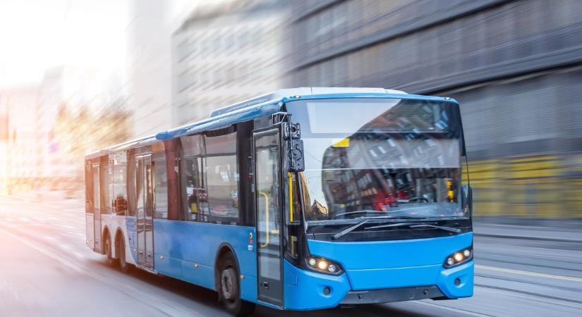 Mindenhol holtak fekszenek: lezuhant a felüljáróról egy busz