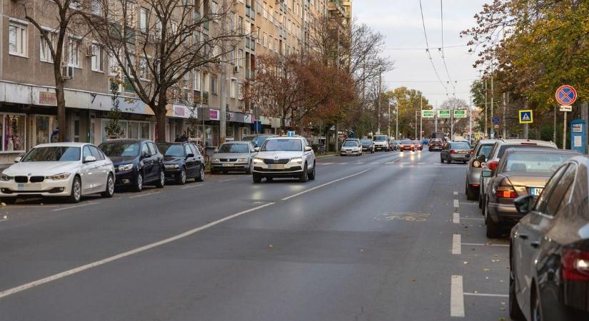 Tanulságos videó: így viselkednek a debreceni autósok, ha szirénázva jön a rendőr