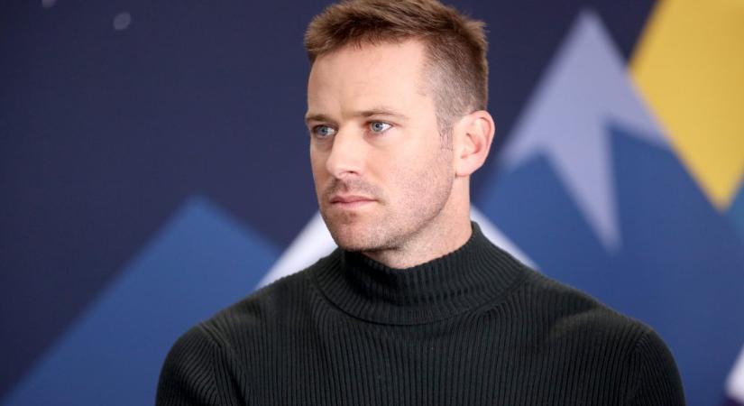 Armie Hammer beismeri, hogy „pöcsként” viselkedett a nőkkel, de mint mondja, ez nem illegális