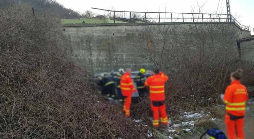 Lezuhant a támfalról a Hideg soron felborult autó – fotó!