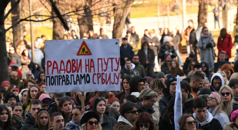 Könyveket cseréltek a tanárokkal, így tüntettek az Oktatási Minisztérium előtt a diákok