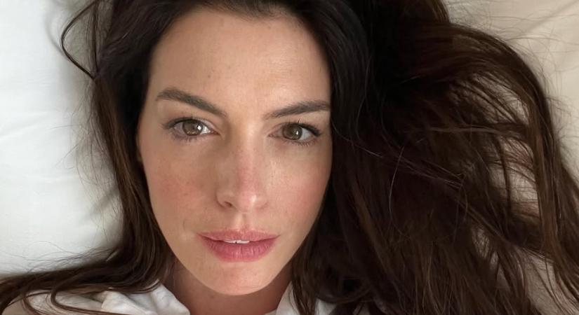 Anne Hathaway mesés ágyneműjét akarja most mindenki – fotó