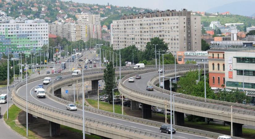 Autósok, figyelem: jelentős forgalmi változásokra kell készülni Budapest egyik legforgalmasabb terénél!