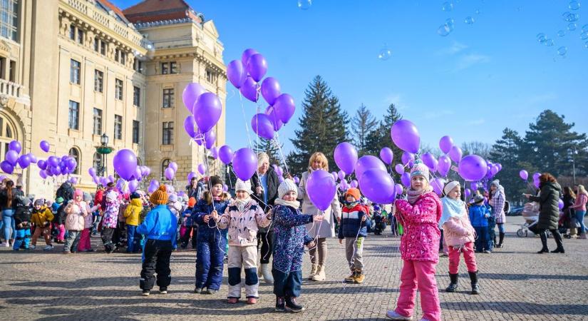 Több száz lila lufi szállt fel Debrecenben a beteg gyerekekért