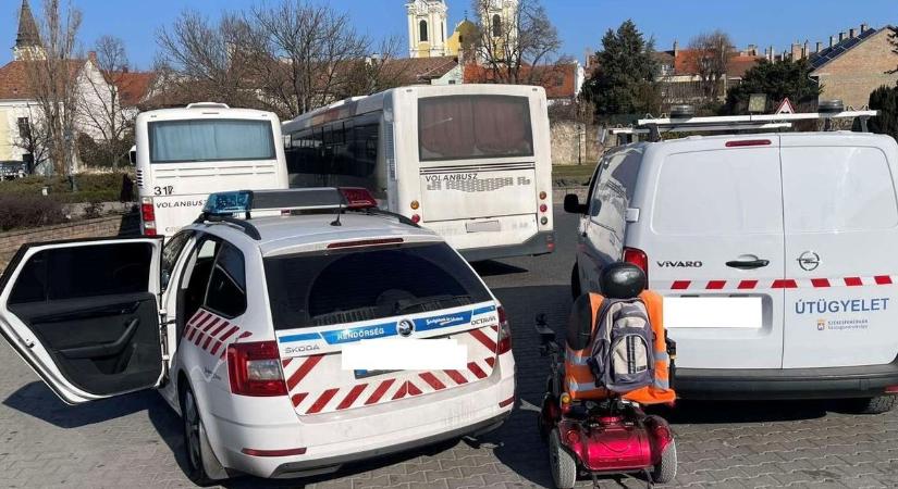 Szívmelengető: Rendőrök segítettek egy idős bácsin Székesfehérváron