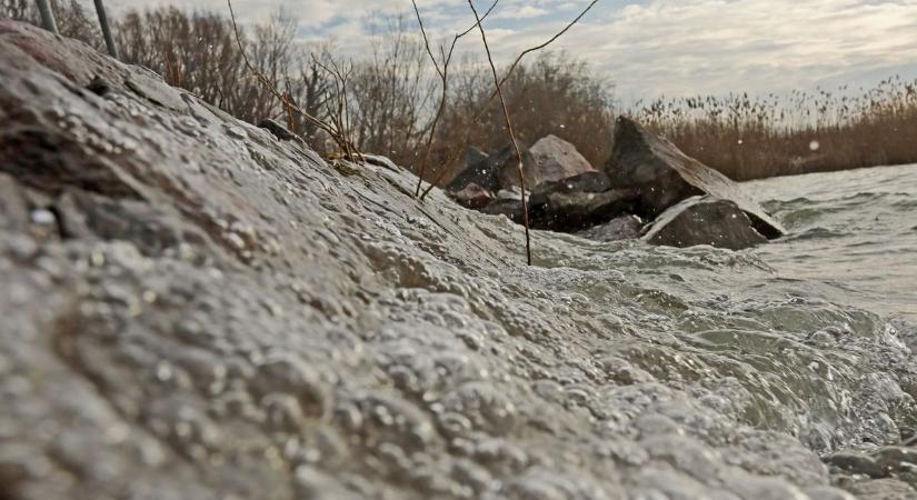 Borongós, hideg idő a Balatonnál – holnaptól havazás is jöhet! (galéria, videó)