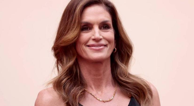 Az 58 éves Cindy Crawford farmersortban istennőként fest: karcsú alakja felrobbantotta az Instát