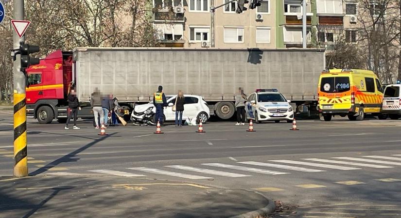 Még mindig nem működnek a jelzőlámpák a reggeli autóbaleset után