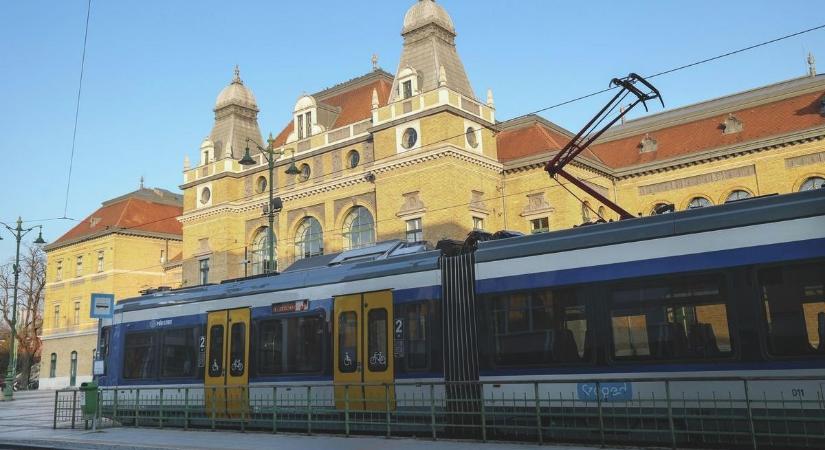 Megszólalt a MÁV, miután egy férfi késsel fenyegetett a tramtrain-en