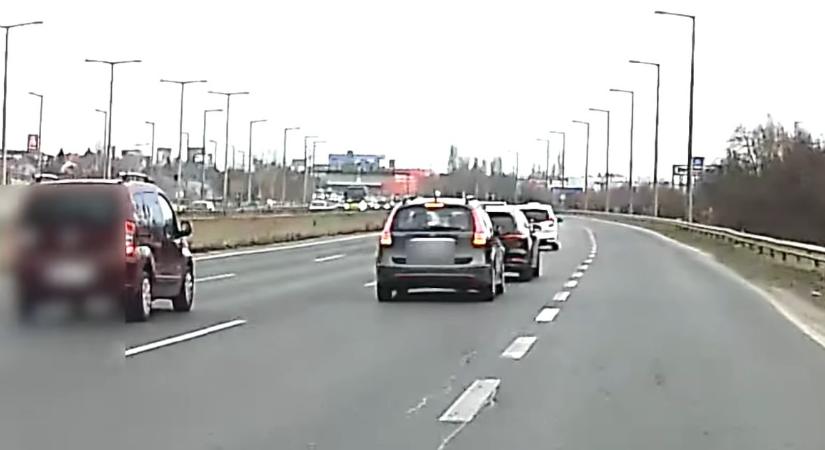 A leállósávon előzött, majd büntetőfékezett az ámokfutó audis az M1-M7 bevezetőn - videó