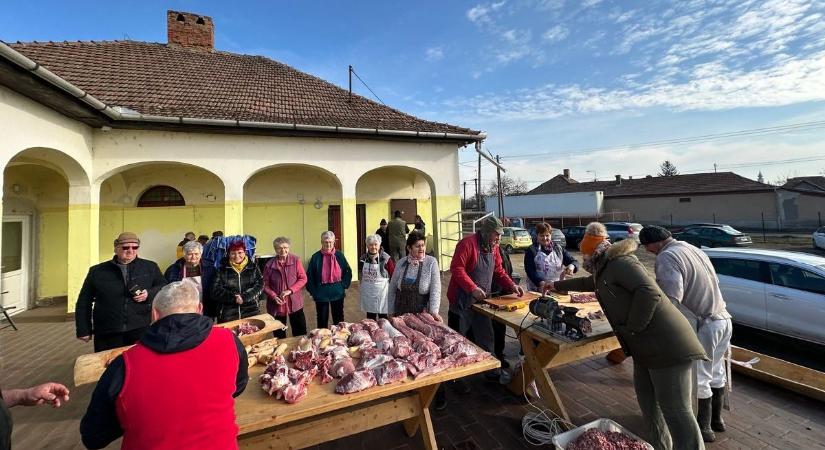 A Gyöngyvirág nyugdíjas klub tagjai örömmel fogadták a vendéglátást