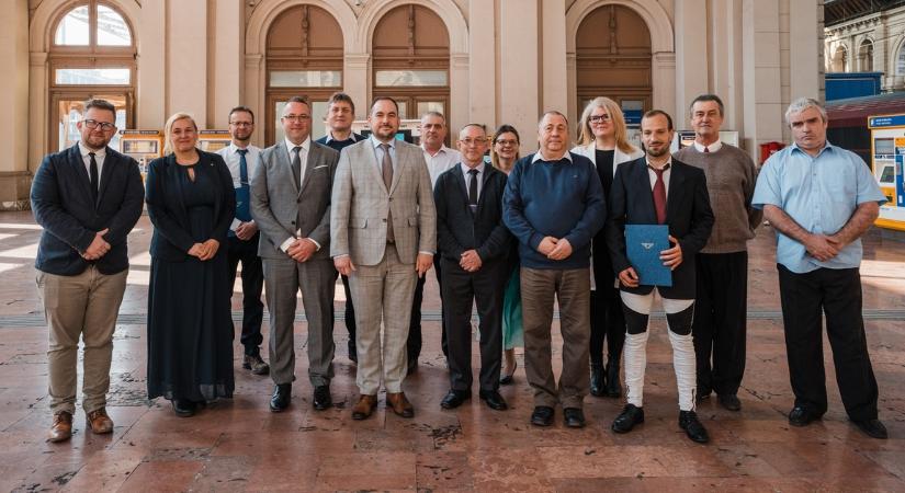 Harminc vasúti kocsit mentett ki tizenegy vasutas a Keleti pályaudvari tűzből, pénzjutalmat kaptak